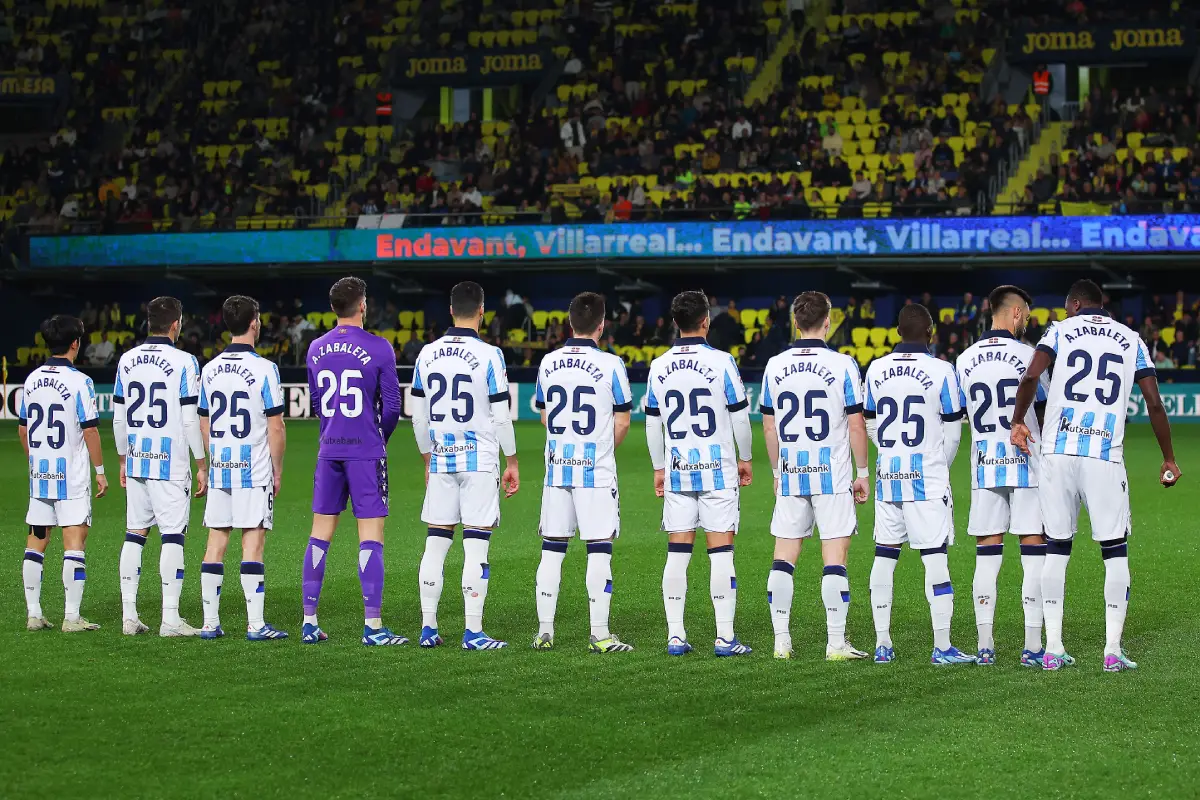 Les joueurs de la Real Sociedad rendant hommage à Aitor Zabaleta lors d