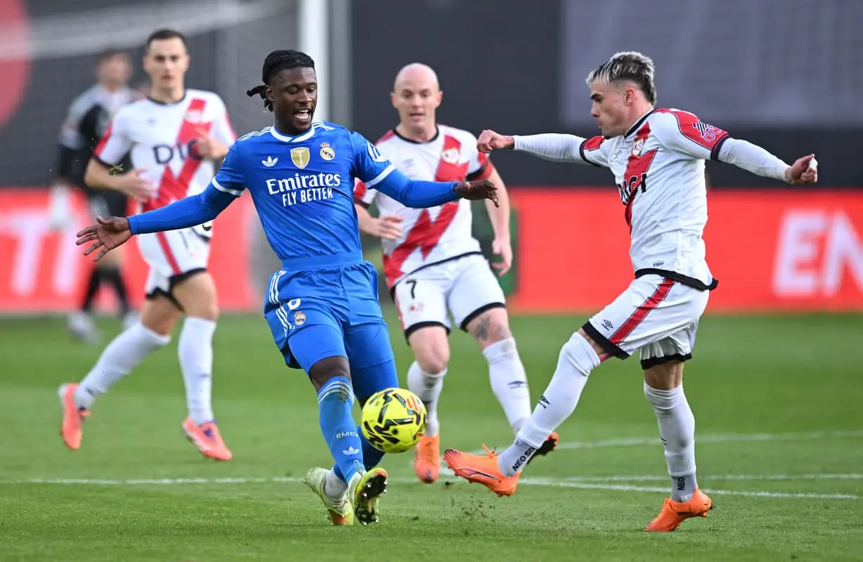 MADRID, SPAIN - NOVEMBER 09: Eduardo Camavinga of Real Madrid battles for possession with Pep Chavarria of Rayo Vallecano during the LaLiga EA Sports match between Rayo Vallecano de Madrid and Real Madrid CF at Estadio de Vallecas on November 09, 2025 in Madrid, Spain. (Photo by Denis Doyle/Getty Images)
