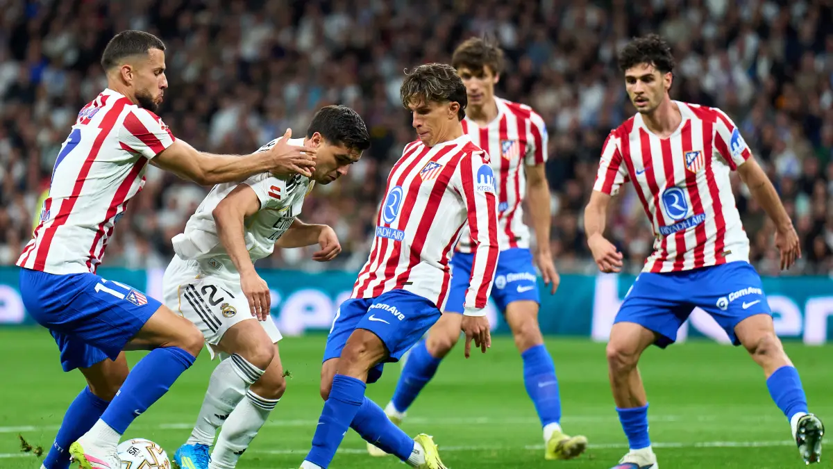 MADRID, SPAIN - MARCH 22: Brahim Diaz of Real Madrid is challenged by David Hancko and Giuliano Simeone of Atletico de Madrid during the LaLiga EA Sports match between Real Madrid CF and Atletico de Madrid at Estadio Santiago Bernabeu on March 22, 2026 in Madrid, Spain. (Photo by Angel Martinez/Getty Images)