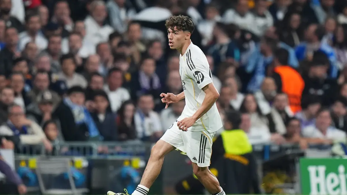 MADRID, SPAIN - MARCH 11: Thiago Pitarch of Real Madrid runs with the ball during the UEFA Champions League 2025/26 Round of 16 First Leg match between Real Madrid CF and Manchester City FC at Estadio Santiago Bernabeu on March 11, 2026 in Madrid, Spain. (Photo by Angel Martinez/Getty Images)
