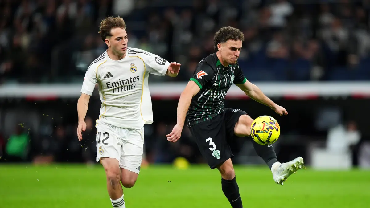 MADRID, SPAIN - MARCH 14: Adria Pedrosa of Elche CF controls the ball under pressure from Dani Yanez of Real Madrid during the LaLiga EA Sports match between Real Madrid CF and Elche CF at Estadio Santiago Bernabeu on March 14, 2026 in Madrid, Spain. (Photo by Angel Martinez/Getty Images)