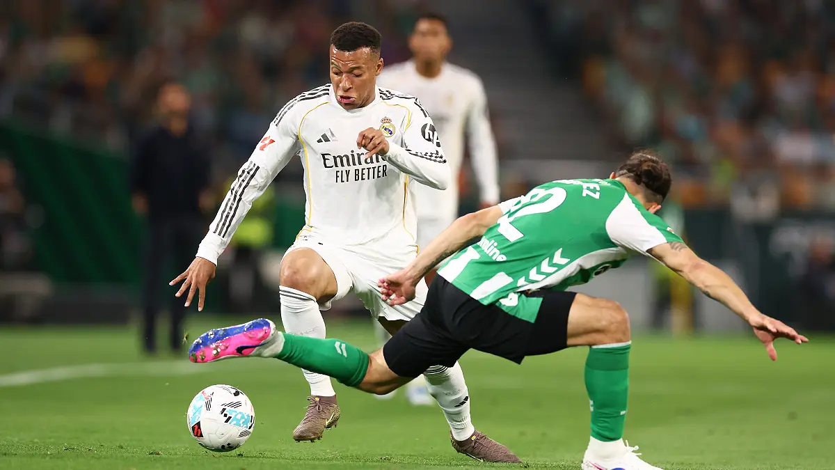 SEVILLE, SPAIN - APRIL 24: Ricardo Rodriguez of Real Betis competes for the ball with Kylian Mbappe of Real Madrid during the LaLiga EA Sports match between Real Betis Balompie and Real Madrid CF at Estadio La Cartuja on April 24, 2026 in Seville, Spain. (Photo by Fran Santiago/Getty Images)