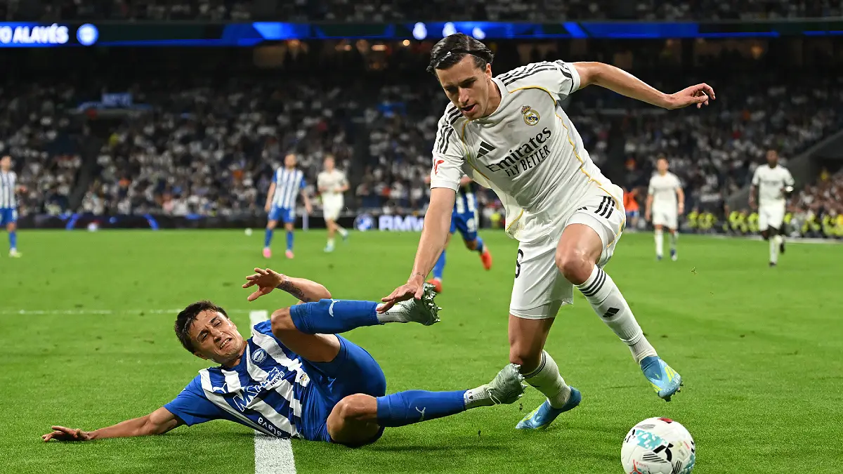 MADRID, SPAIN - APRIL 21: Nahuel Tenaglia of Deportivo Alaves battles for possession with Alvaro Carreras of Real Madrid during the LaLiga EA Sports match between Real Madrid CF and Deportivo Alaves at Estadio Santiago Bernabeu on April 21, 2026 in Madrid, Spain. (Photo by Denis Doyle/Getty Images)