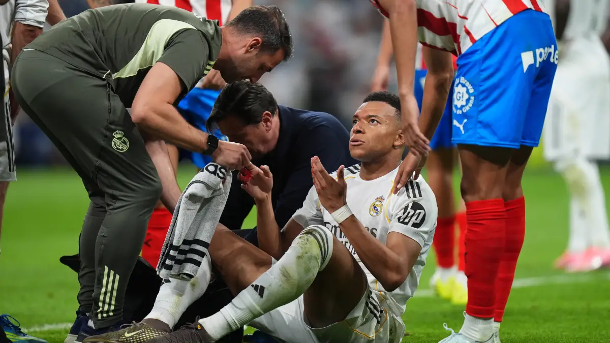 MADRID, SPAIN - APRIL 10: Kylian Mbappe of Real Madrid receives medical treatment during the LaLiga EA Sports match between Real Madrid CF and Girona FC at Estadio Santiago Bernabeu on April 10, 2026 in Madrid, Spain. (Photo by Angel Martinez/Getty Images)