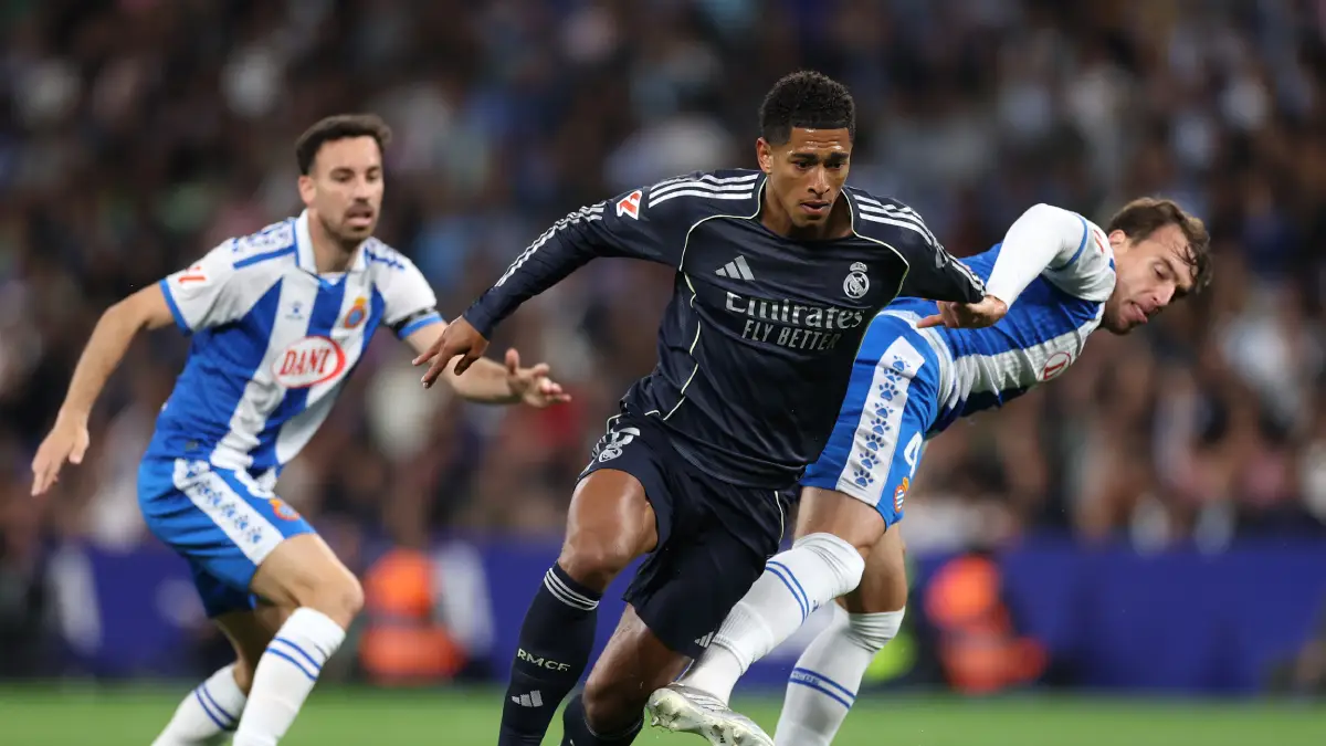 BARCELONA, SPAIN - MAY 03: Jude Bellingham of Real Madrid is challenged by Urko Gonzalez de Zarate of RCD Espanyol during the LaLiga EA Sports match between RCD Espanyol de Barcelona and Real Madrid CF at RCDE Stadium on May 03, 2026 in Barcelona, Spain. (Photo by Judit Cartiel/Getty Images)