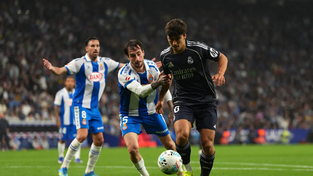 BARCELONA, SPAIN - MAY 03: Gonzalo Garcia of Real Madrid is challenged by Fernando Calero of RCD Espanyol during the LaLiga EA Sports match between RCD Espanyol de Barcelona and Real Madrid CF at RCDE Stadium on May 03, 2026 in Barcelona, Spain. (Photo by Pedro Salado/Getty Images)