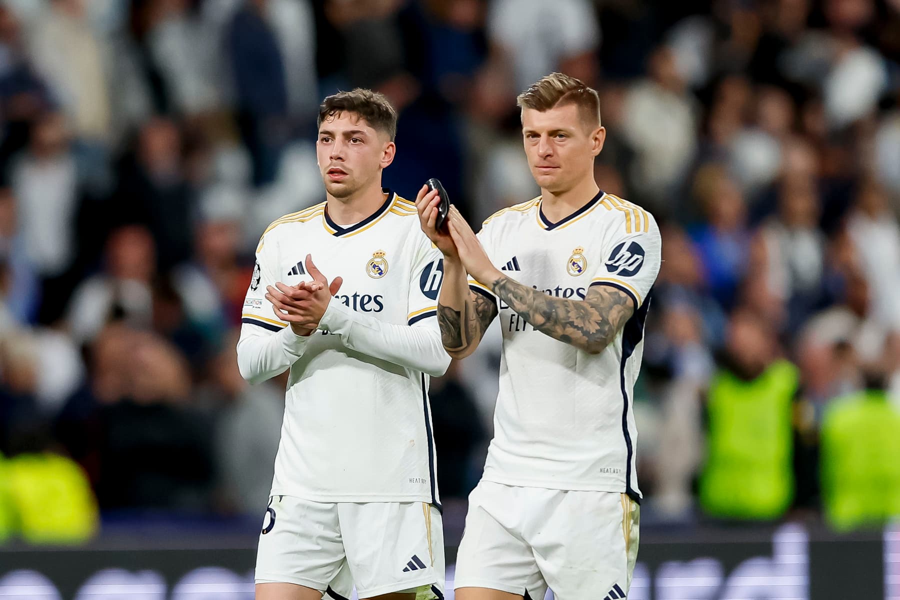 Federico Valverde (Real Madrid) und Toni Kroos (Real Madrid) schaut waehrend des Viertelfinale Hinspiels der UEFA Champions League 2023/24 zwischen Real Madrid und Manchester City im Estadio Santiago Bernabeu am 09. April 2024 in Madrid, Spainen. (Foto von Manuel Reino/DeFodi Images) Federico Valverde (Real Madrid) und Toni Kroos (Real Madrid) looks on during the UEFA Champions League 2023/24 - Quarter-final First Leg match between Real Madrid vs Manchester City at Estadio Santiago Bernabeu on April 9, 2024 in Madrid, Spain. (Photo by Manuel Reino/DeFodi Images) Photo by Icon sport - Photo by Icon Sport