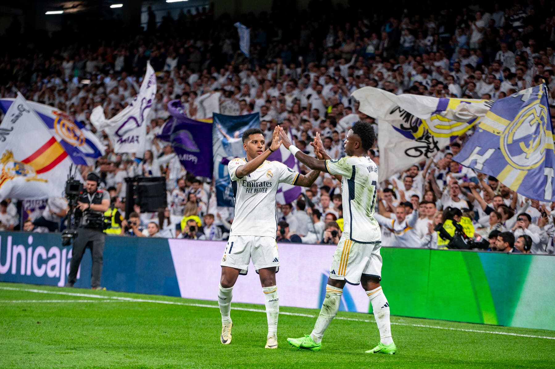 Vinicius Junior of Real Madrid (R) celebrates his goal with his teammate Rodrygo Silva de Goes (L) during the La Liga EA Sports 2023/24 football match between Real Madrid vs Deportivo Alaves at Estadio Santiago Bernabeu. Real Madrid 5 : 0 Deportivo Alaves (Photo by Alberto Gardin / SOPA Images/Sipa USA) - Photo by Icon Sport