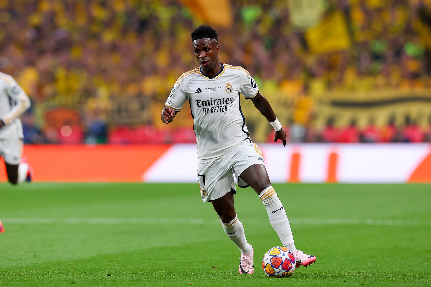 Vinicius Junior (Real Madrid) kontrolliert den Ball waehrend des Finalspiels der UEFA Champions League 2023/24 zwischen BV Borussia Dortmund und Real Madrid CF im Wembley Stadion am 01. June 2024 in London, England, Grossbritannien. (Foto von Ryan Crockett/DeFodi Images) Vinicius Junior (Real Madrid) controls the ball during the UEFA Champions League 2023/24 Final match between Borussia Dortmund and Real Madrid CF at Wembley Stadium on June 1, 2024 in London, England, United Kingdom. (Photo by Ryan Crockett/DeFodi Images) - Photo by Icon Sport
