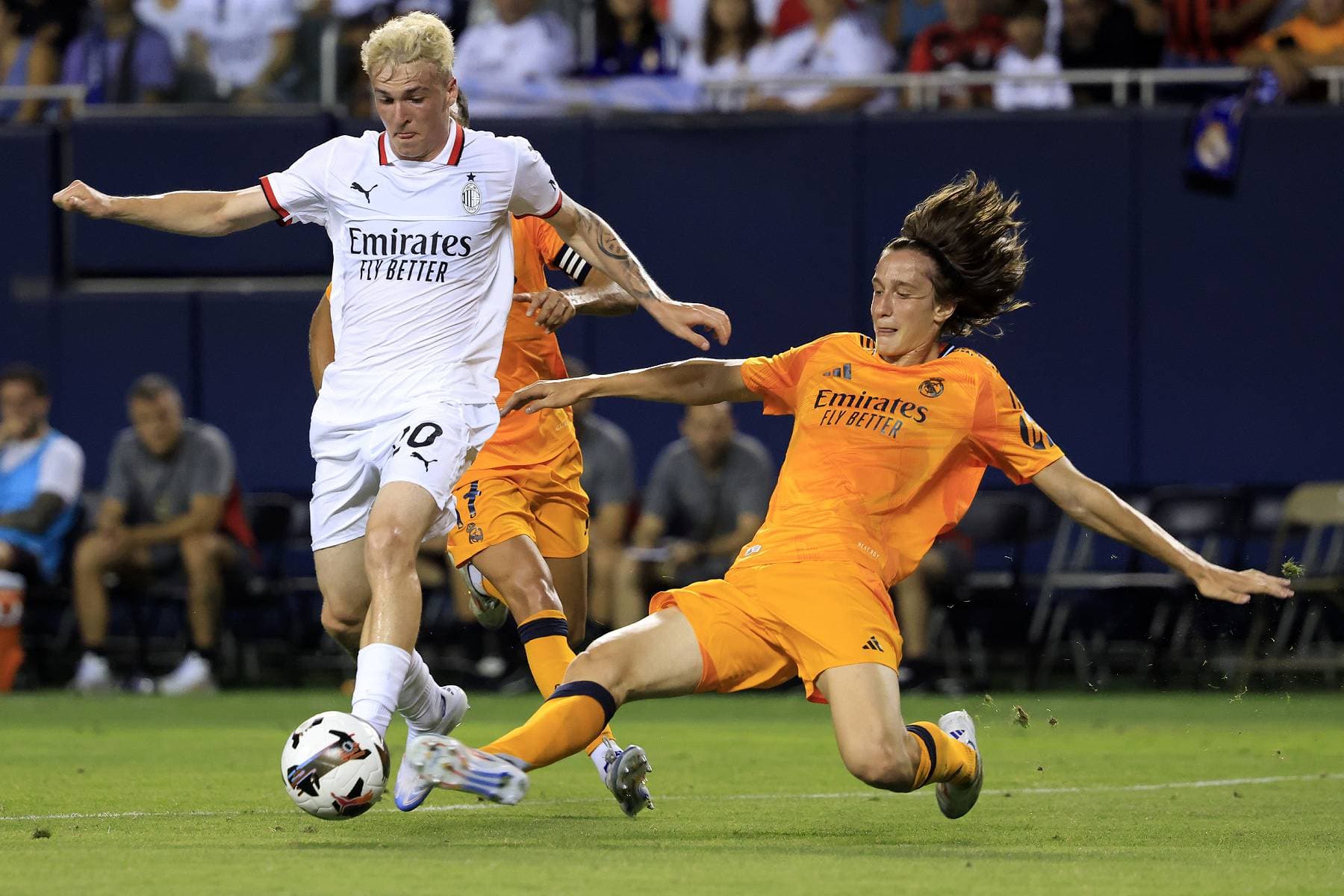 Joan Martínez face à l'AC Milan (Getty Images)