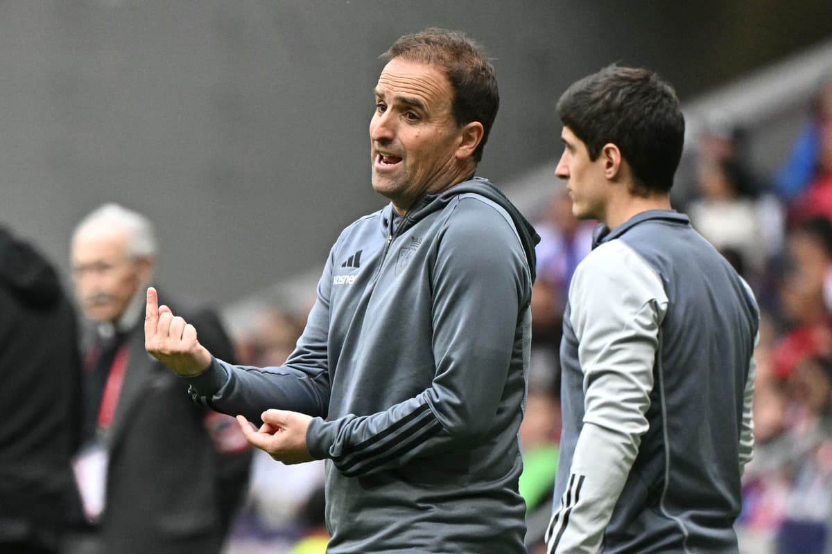 Jacobo Arrasate, le nouvel entraîneur de Majorque, au bord du terrain lors d'un match d'Osasuna, la saison dernière (Getty Images)