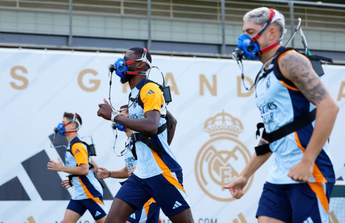 Plusieurs joueurs du Real Madrid avec des masques à l