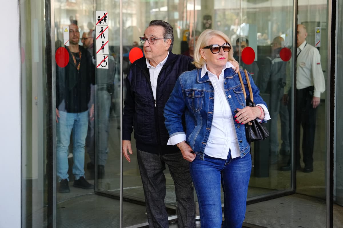 Enrique Negreira et sa compagne le 19 mars dernier après avoir été entendus par la justice (Getty Images)