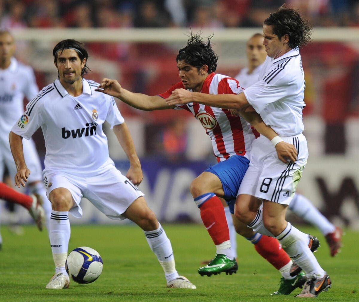 Rubén de la Red lors du derby au Vicente Calderón le 18 octobre 2008 observant un duel entre Gago et Banega (Getty Images)