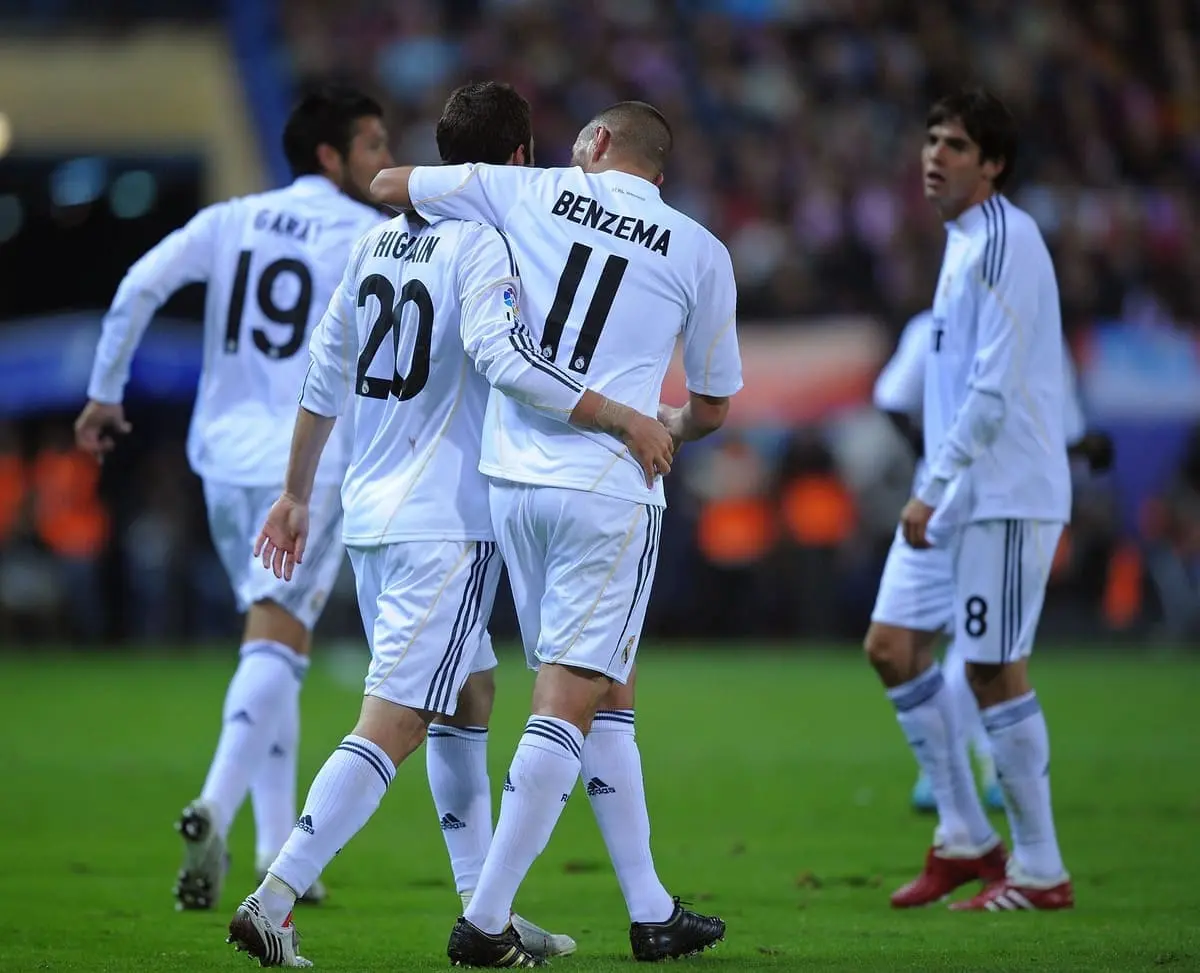 Benzema congratule Higuaín après le but de ce dernier lors de la rencontre de Liga en 2009 (Photo by Denis Doyle/Getty Images)