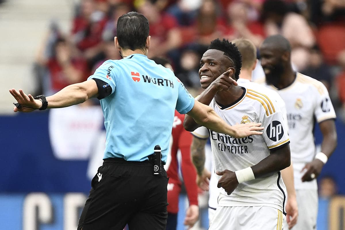 Vinicius Júnior récriminant Martínez Munuera lors de la rencontre face à Osasuna en mars dernier (Getty Images)