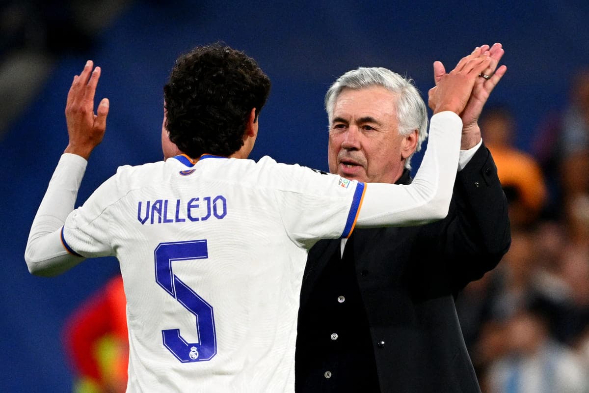 Jesús Vallejo célébrant la qualification pour la finale de la Ligue des champions avec Ancelotti en 2022 (Getty Images)