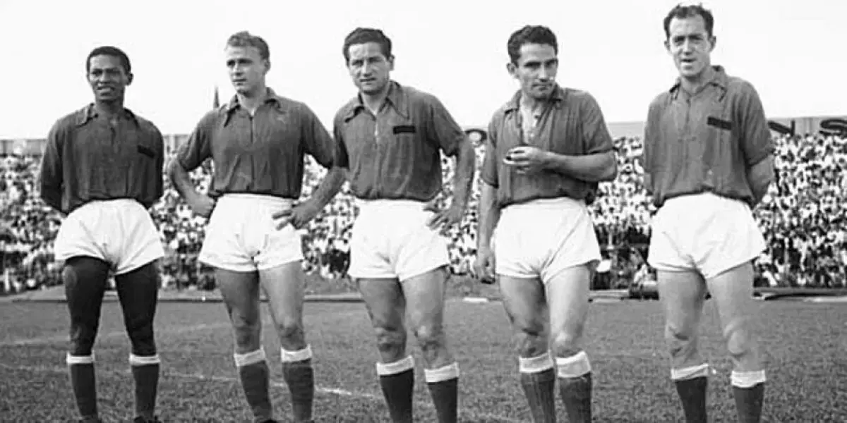 Alfredo Di Stéfano (2ème depuis la gauche) alors qu