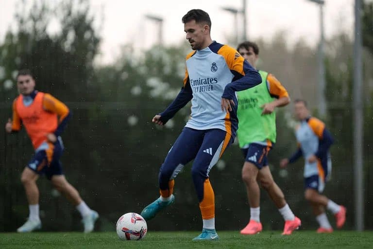 Manuel Ángel est apparu à l'entraînement de la première équipe lundi dernier, Derrière Ceballos. (via realmadrid.com)