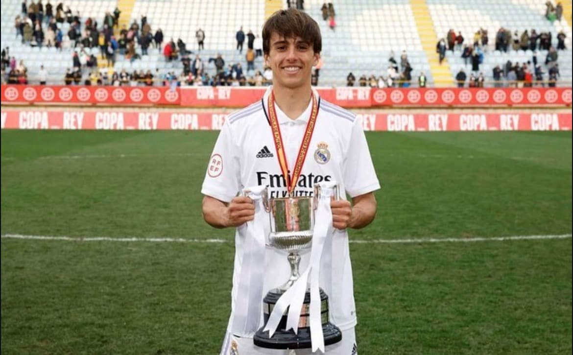 Pol Fortuny avec la Copa del Rey Juvenil (via Instagram: @polfortuny_)