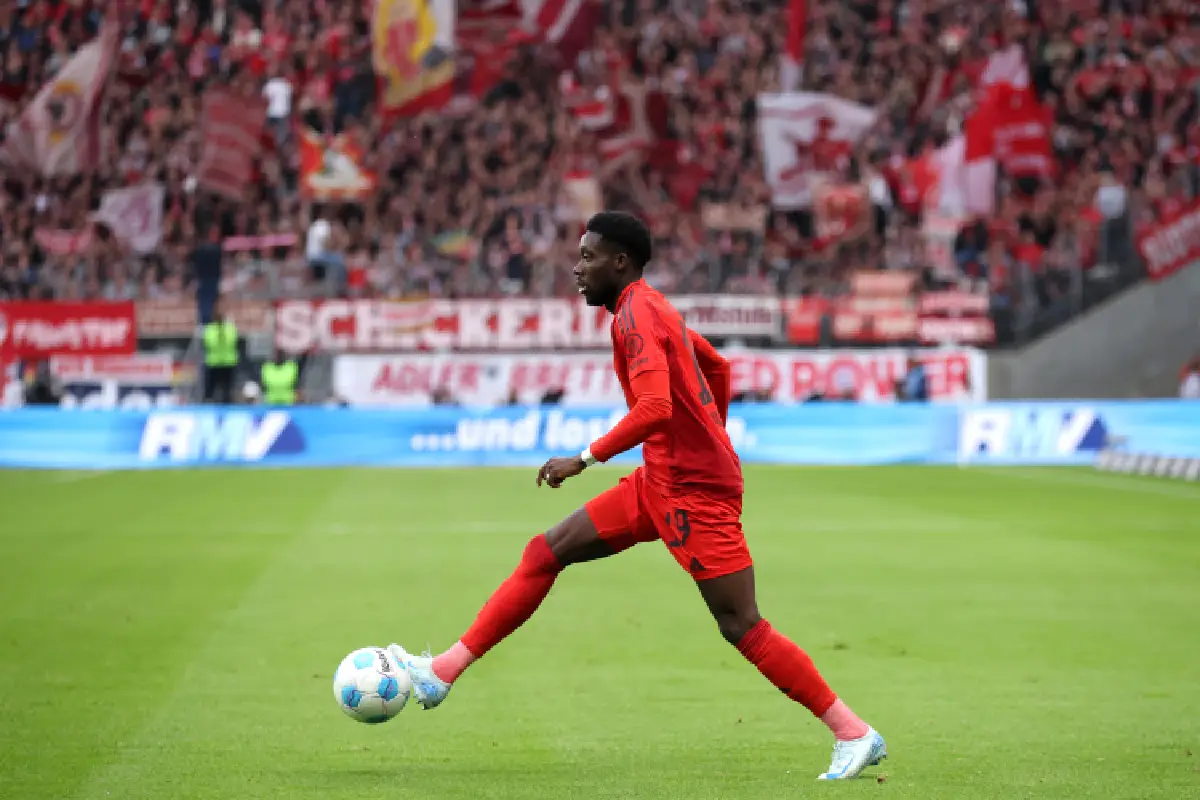 Alphonso Davies avant la trêve internationale (Photo by Alex Grimm/Getty Images).