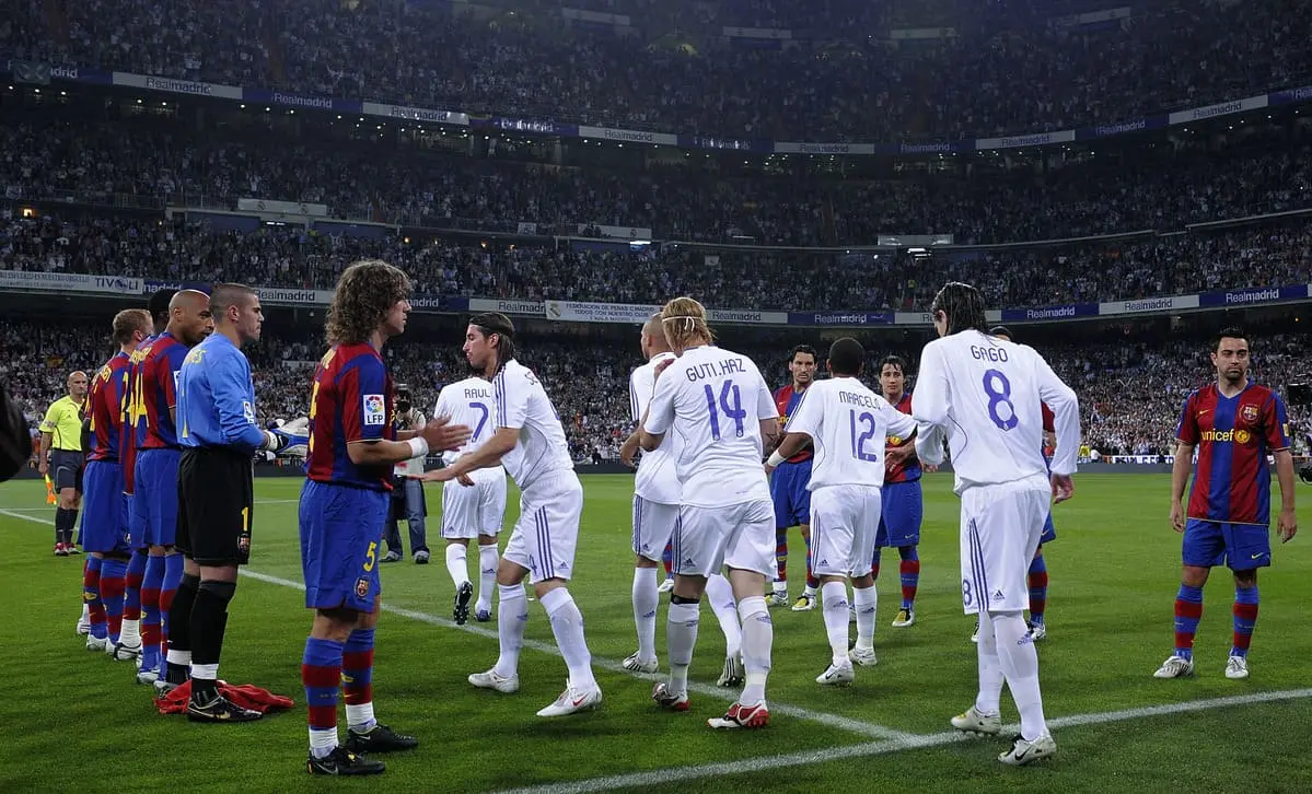 La haie d’honneur effectuée par les joueurs du Barça envers sur du Real Madrid lors du Clásico retour de la saison 2007-08 (Photo by Denis Doyle/Getty Images)
