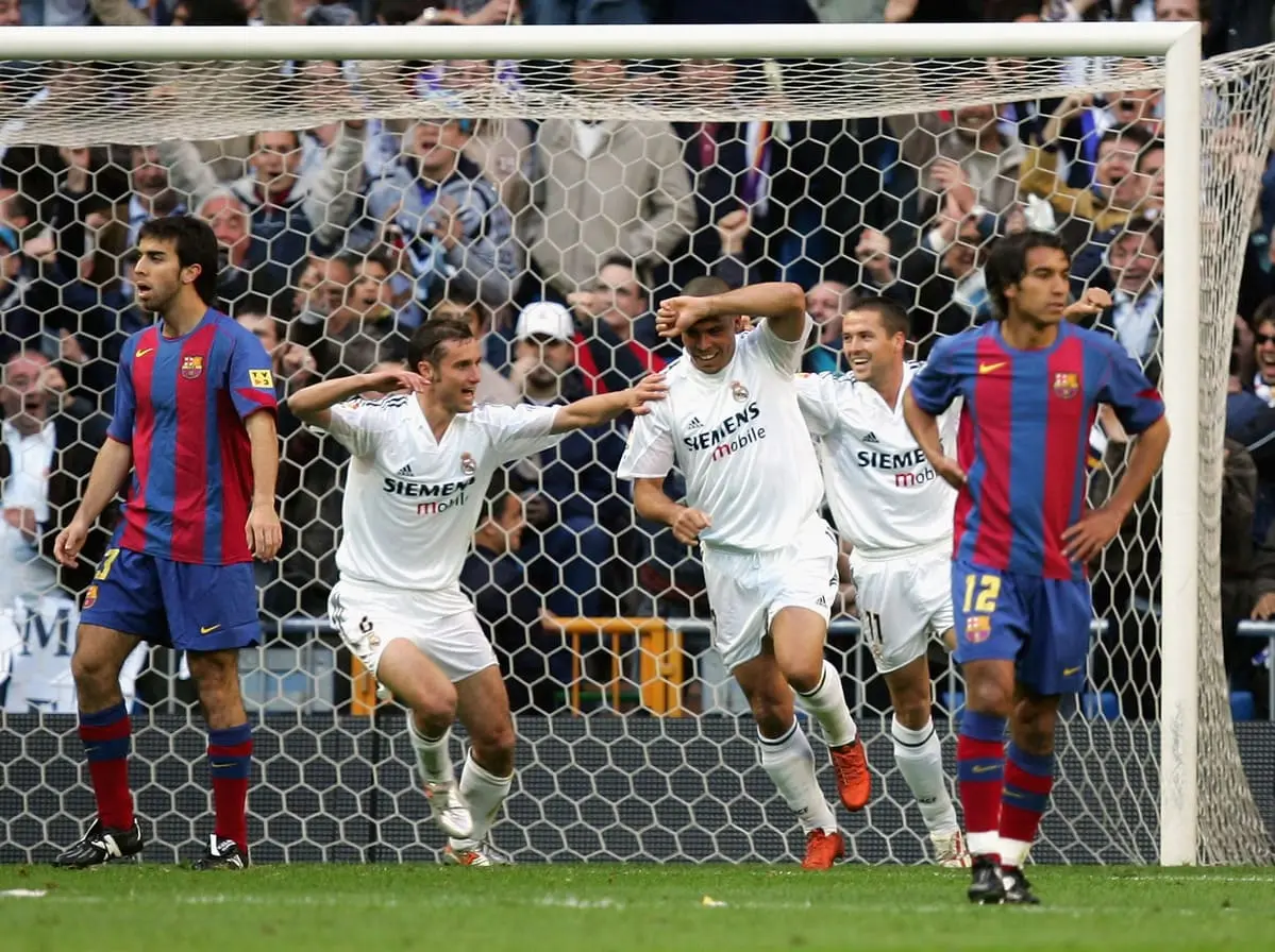Ronaldo Nazario célébrant son but avec Michael Owen lors du Clásico de la saison 2004-05 (Photo by Denis Doyle/Getty Images)