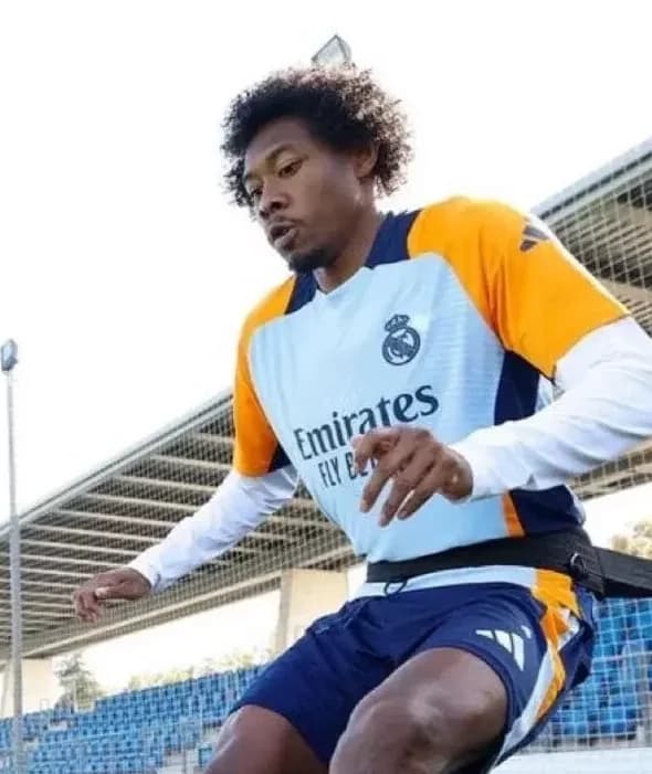 David Alaba, s'entraînant seul sur la pelouse de Valdebebas le 7 novembre (realmadrid.com)
