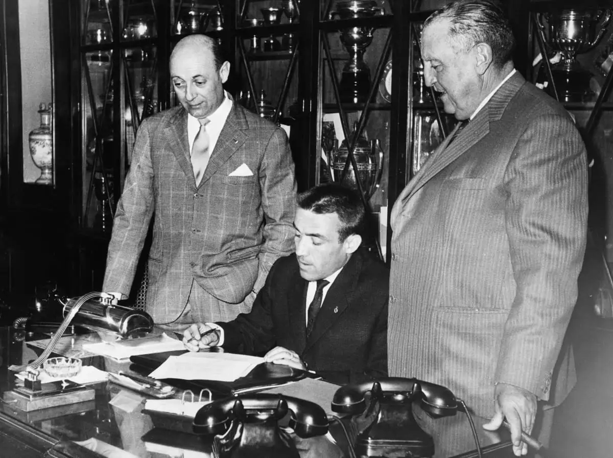 Real Madrid footballer Luis del Sol signs his transfer to Italian team Juventus Torino in the presence of Real president Santiago Bernabeu and Juventus president Angelo Filippo, 21st May 1962. Del Sol was sold for 300,000 pounds, the highest sum yet paid for a soccer player. (Photo by Central Press/Hulton Archive/Getty Images)
