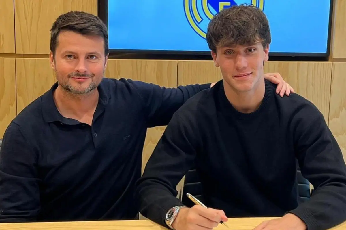 Jaime Barroso signant son nouveau contrat avec le Real Madrid. (@jaimebarrosop)