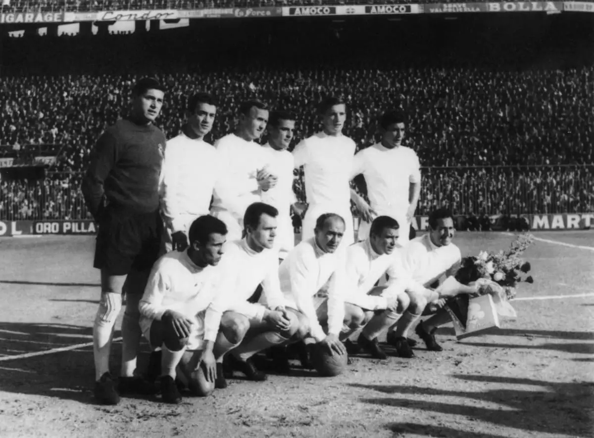 L’équipe du Real Madrid victorieuse de la Coupe d’Europe des clubs champions avant la finale contre l’Eintracht Francfort à Glasgow en 1960 composée entre autres de Santamaria, Del Sol, Di Stefano, Puskas et Gento (Photo by Central Press/Hulton Archive/Getty Images) 