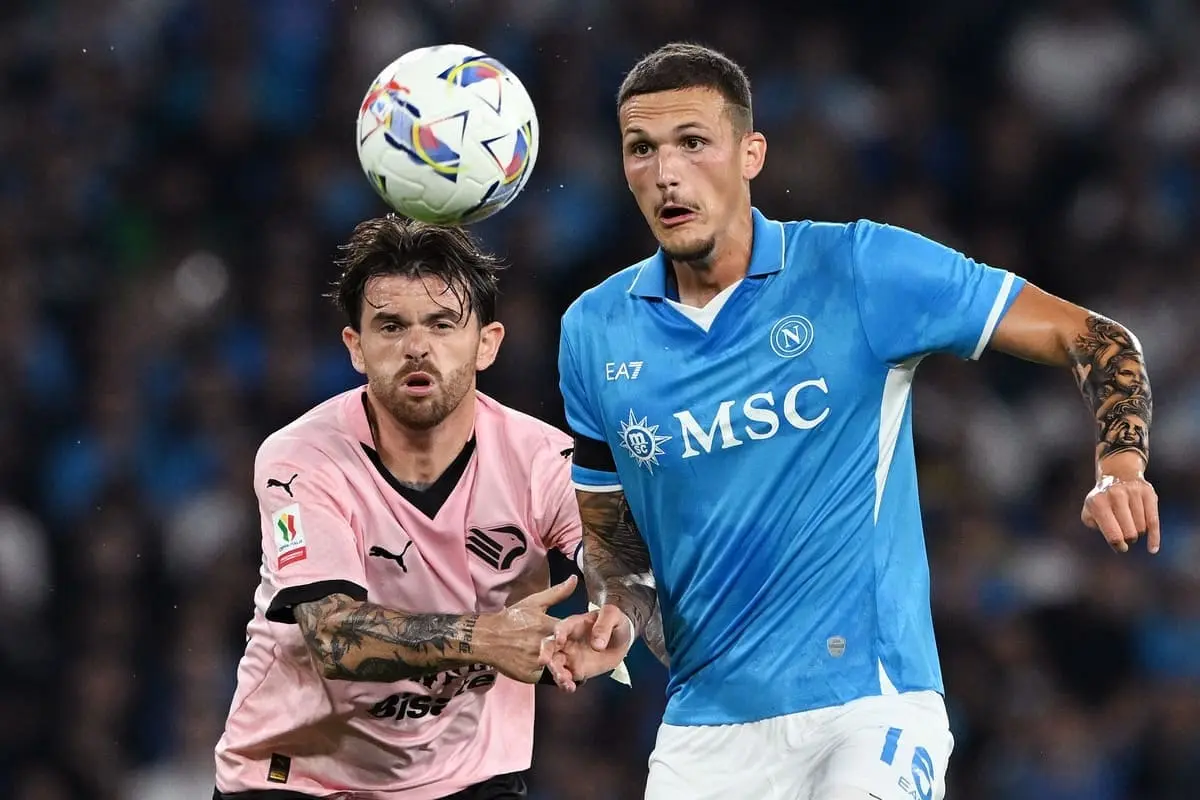 NAPLES, ITALY - SEPTEMBER 26: Rafa Marin of SSC Napoli battles for possession with Matteo Brunori of Palermo during the Coppa Italia match between SSC Napoli and Palermo at Stadio Diego Armando Maradona on September 26, 2024 in Naples, Italy. (Photo by Francesco Pecoraro/Getty Images) Mercato