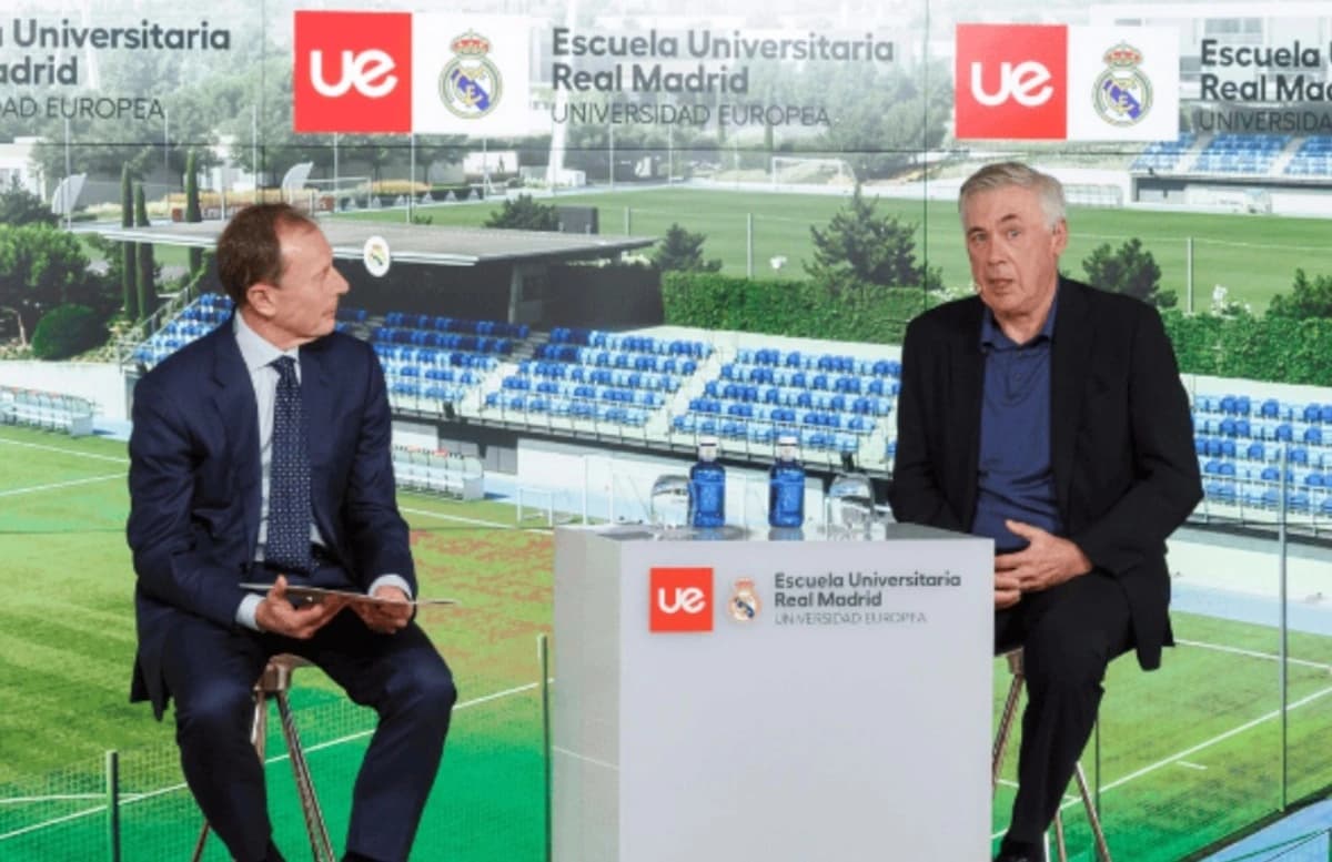 Ancelotti et Butragueño étaient présent à la cérémonie d’ouverture de l’année académique de l’École Universitaire Real Madrid (realmadrid.com)