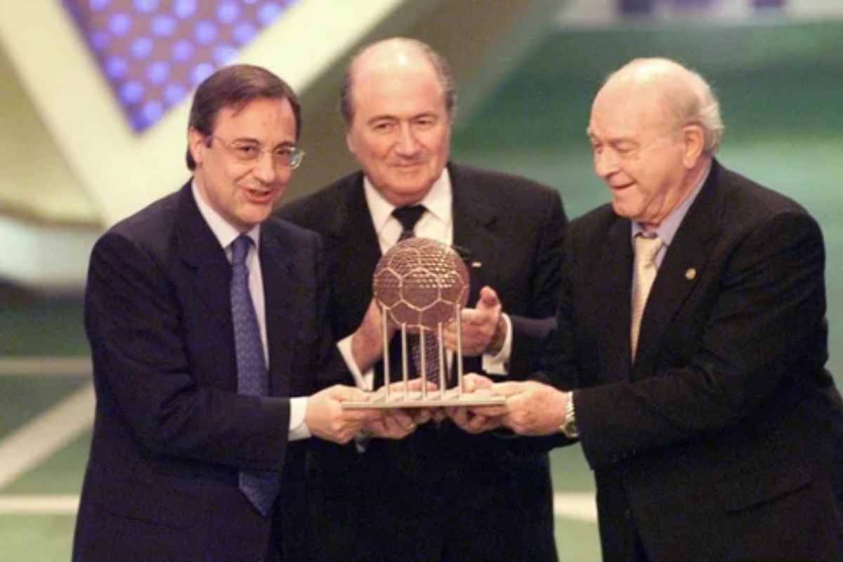 Le trophée du meilleur club du XXe siècle. (Real Madrid)