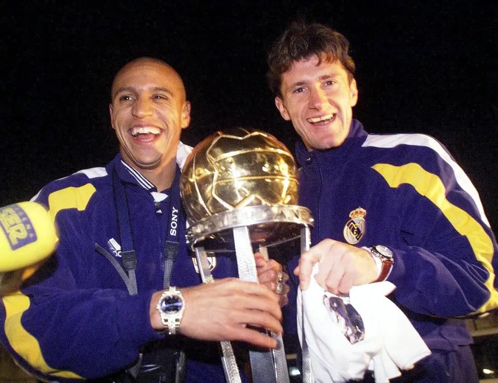 Roberto Carlos et Davor Suker avec le trophée de la Coupe intercontinentale en 98 (fifa.com)