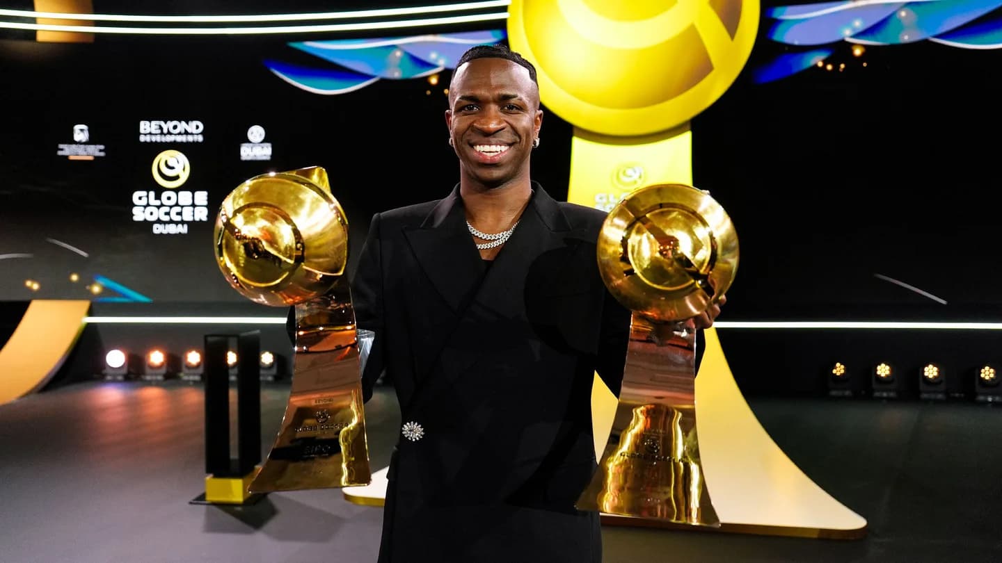 Vinicius Jr. remporte le Globe Soccer Awards du meilleur joueur ! (realmadrid.com)