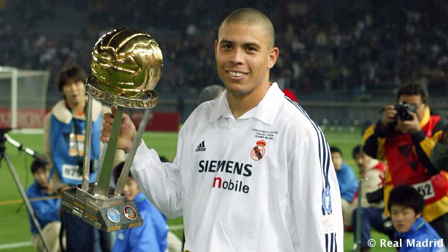 Ronaldo Nazario avec son premier trophée sous le maillot du Real Madrid (realmadrid.com)