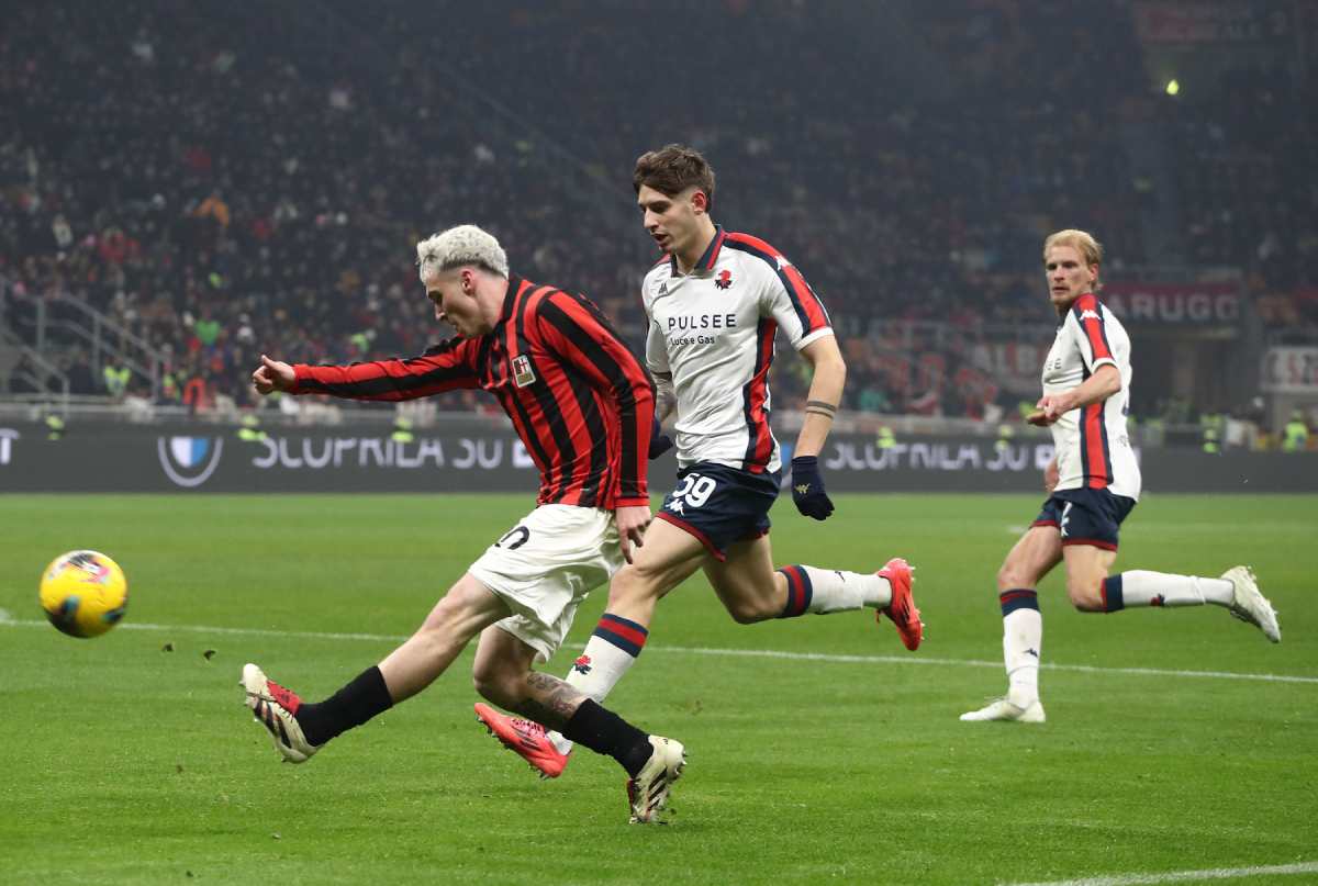 MILAN, ITALY - DECEMBER 15: Alex Jimenez of AC Milan crosses the ball whilst under pressure from Alessandro Zanoli of Genoa during the Serie A match between AC Milan and Genoa at Stadio Giuseppe Meazza on December 15, 2024 in Milan, Italy. (Photo by Marco Luzzani/Getty Images)