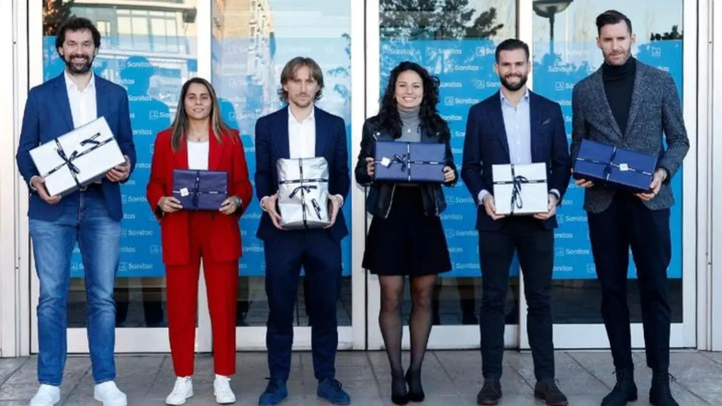 Les capitaines du Real Madrid allant offrir des cadeaux aux enfants hospitalisés (RealMadrid.com)