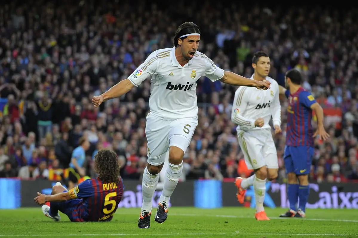 Khedira célébrant son but lors du Clásico de 2012 au Camp Nou (Photo by David Ramos/Getty Images) 