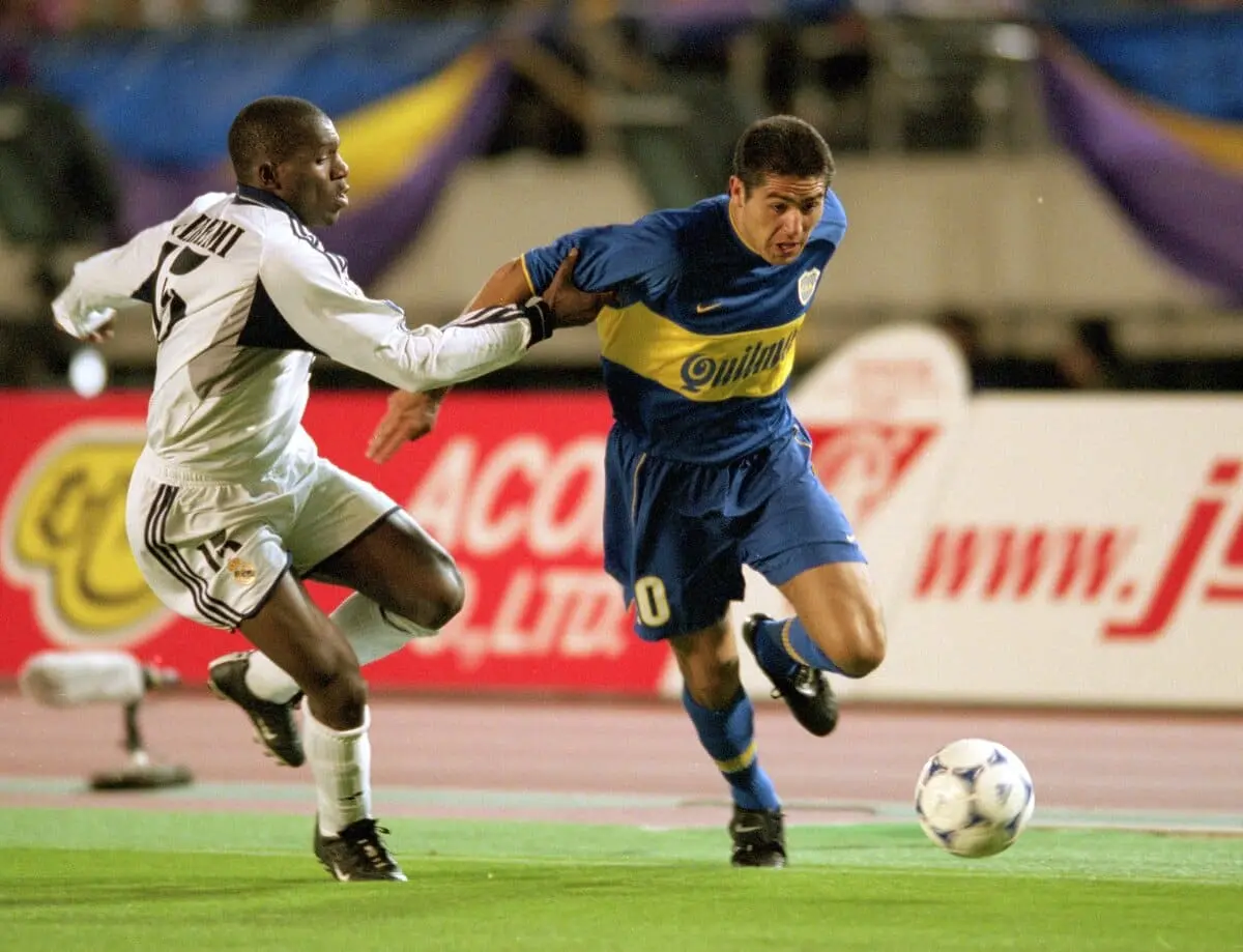 28 Nov 2000 : Juan Riquelme of Boca Juniors is tackled by Geremi of Real Madrid during the Toyota Intercontinental Cup against Real Madrid in the National Stadiu,Tokyo,Japan.Boca Juniors won the match 2-1. \ Mandatory Credit: Shaun Botterill /Allsport