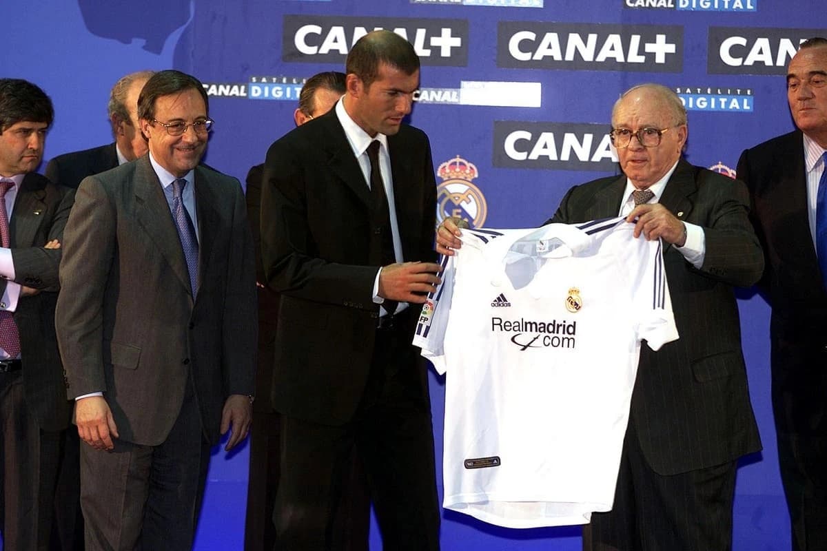 Zidane lors de sa présentation au Real Madrid en 2001 (Allsport UK/ALLSPORT)