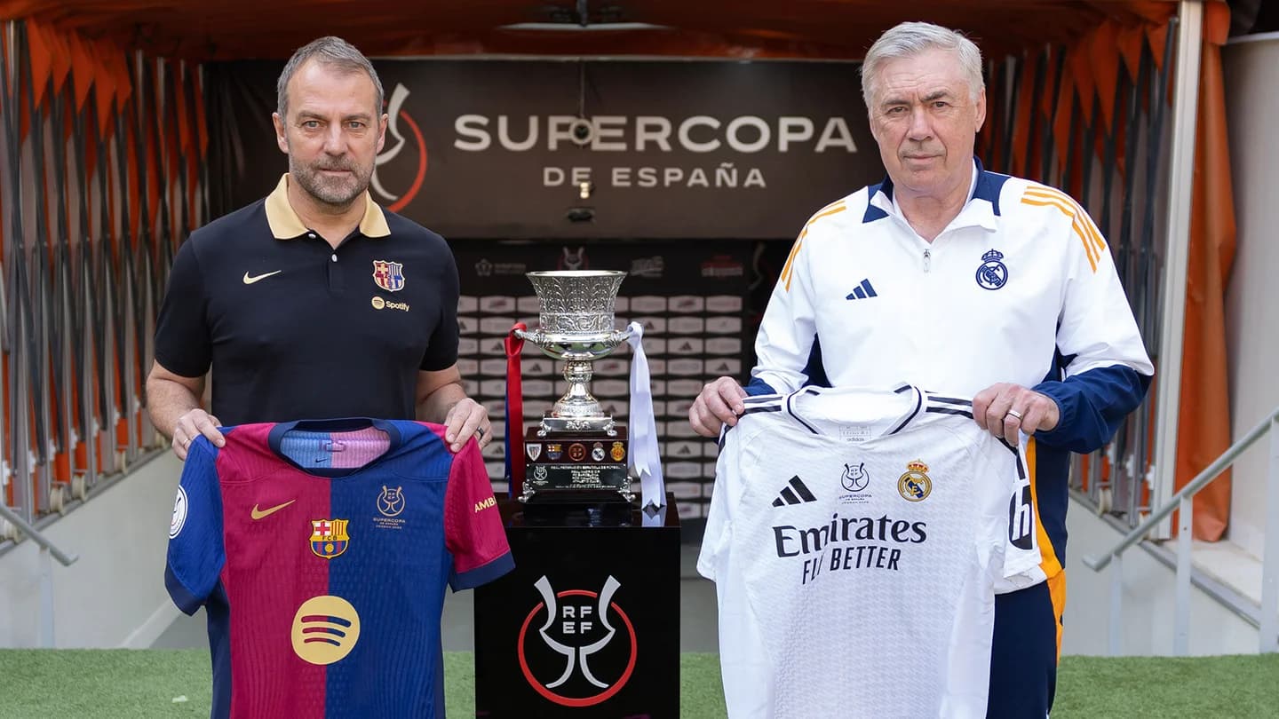 L’entraîneur du FC Barcelone a posé avec Carlo Ancelotti devant la Supercoupe d’Espagne (realmadrid.com)
