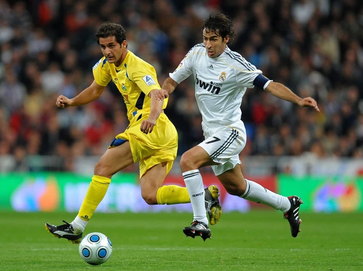 MADRID, SPAIN - NOVEMBER 10: Raul Gonzalez (R) of Real Madrid duels for the ball with Sergio Mora (L) of AD Alcorcon during the Copa del Rey fourth round, second leg match between Real Madrid and AD Alcorcon at the Estadio Santiago Bernabeu on November 10, 2009 in Madrid, Spain. Real Madrid won the match 1-0 but got eliminated from the Copa del Rey by the third Division Spanish League team losing 4-1 on aggregate. (Photo by Jasper Juinen/Getty Images)