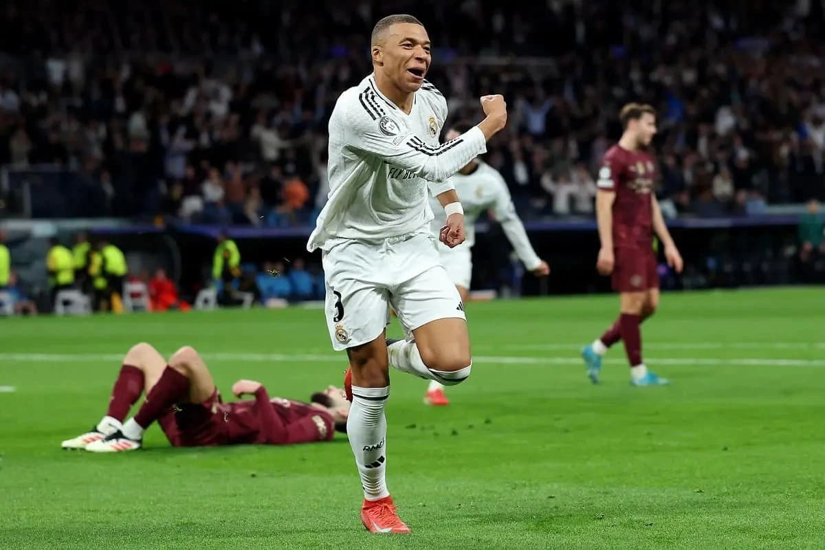 Kylian Mbappe est fier de son triplé face à Manchester City (Photo by Clive Brunskill/Getty Images).