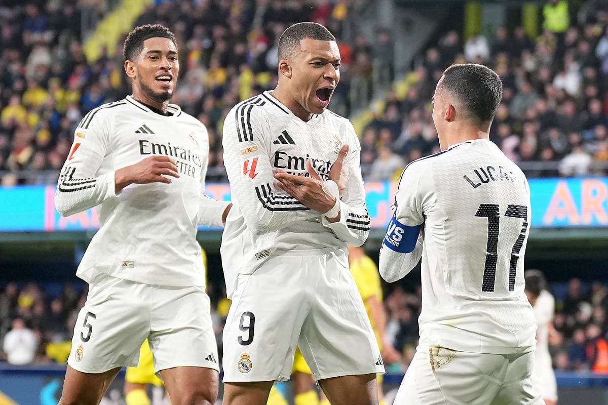VILLARREAL, SPAIN - MARCH 15: Kylian Mbappe of Real Madrid celebrates scoring his team's second goal with teammates Jude Bellingham and Lucas Vazquez during the LaLiga match between Villarreal CF and Real Madrid CF at Estadio de la Ceramica on March 15, 2025 in Villarreal, Spain. (Photo by Aitor Alcalde/Getty Images)