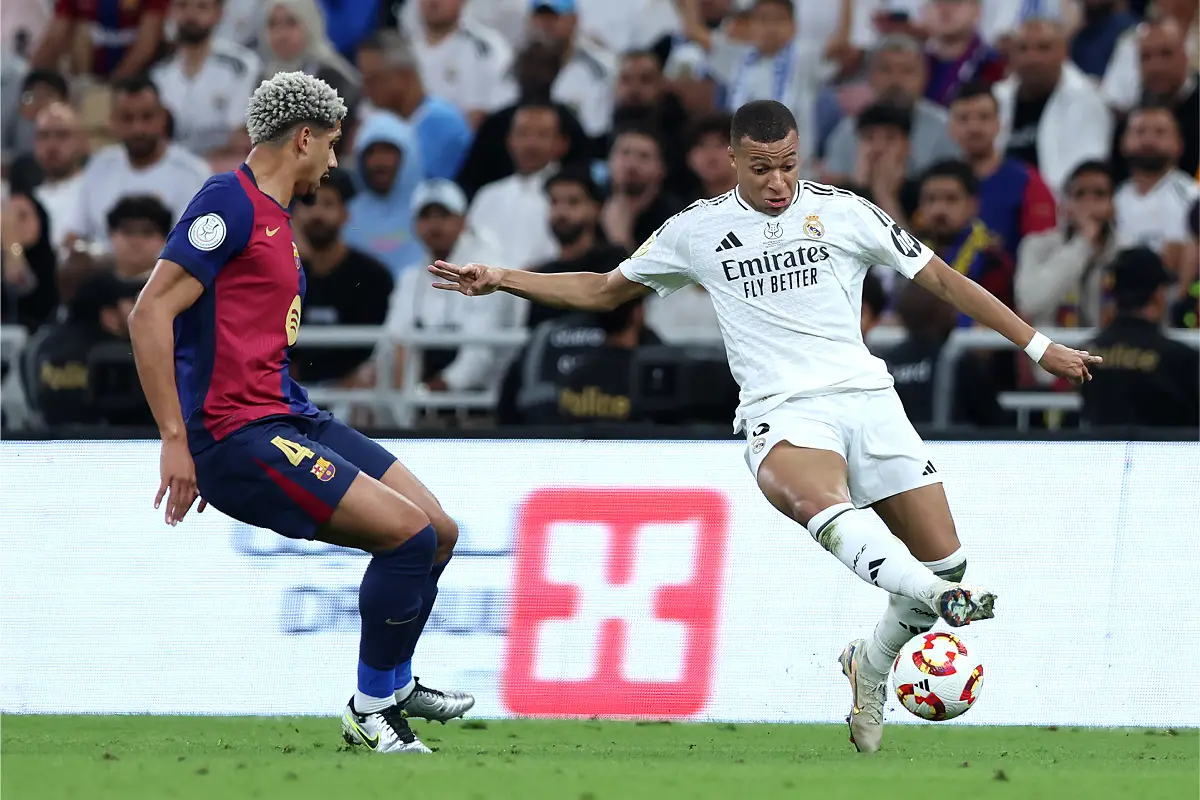 Mbappé face à Araujo lors du dernier Clasico en janvier avec le Real Madrid. (Photo by Yasser Bakhsh/Getty Images).