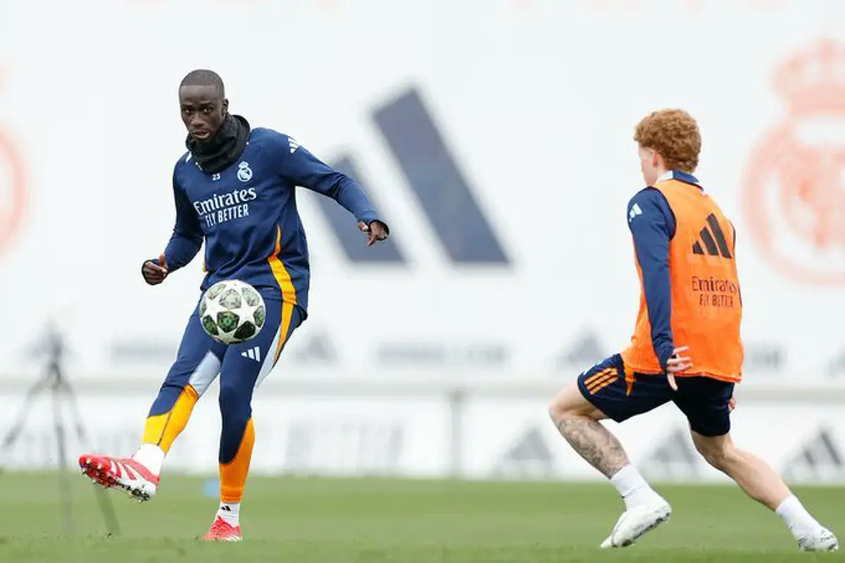 Jeremy de León avec Ferland Mendy à l'entraînement (realmadrid.com).