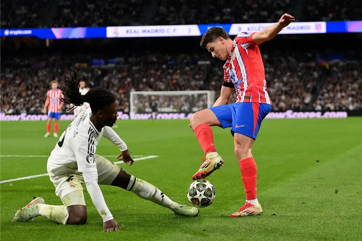 Camavinga au duel avec Alvarez mardi soir (Photo by Denis Doyle/Getty Images).