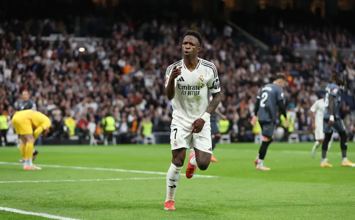 MADRID, SPAIN - MARCH 09: Vinicius Junior of Real Madrid celebrates scoring his team's second goal during the LaLiga match between Real Madrid CF and Rayo Vallecano at the Estadio Santiago Bernabeu on March 09, 2025 in Madrid, Spain. (Photo by Florencia Tan Jun/Getty Images).